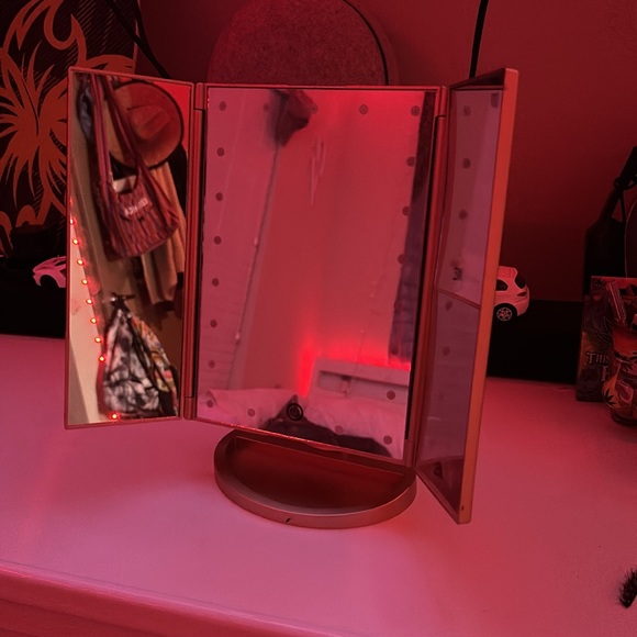 Batterie or plug in makeup mirror! - Picture 6 of 7